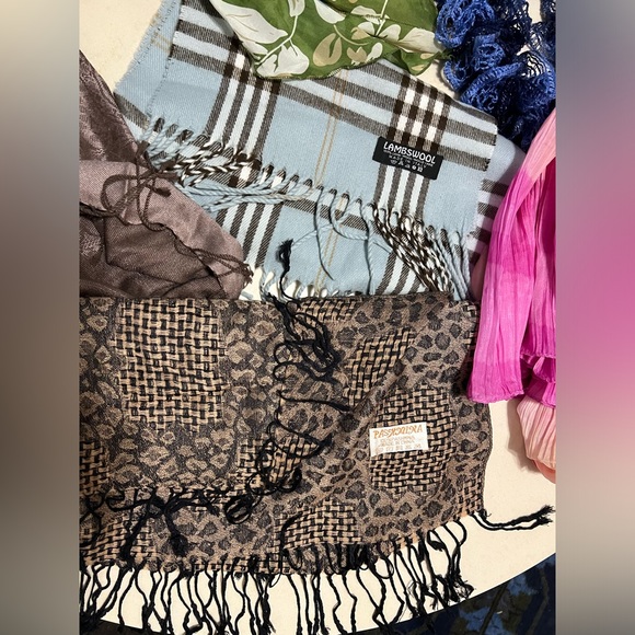 9️⃣Lot of 9 Random Scarves in Varying Colors/Sizes/Brands/Materials/Conditions - Picture 5 of 17
